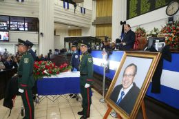 Daniel y Rosario participan en sesión solemne en la Asamblea Nacional en honor al compañero René Núñez