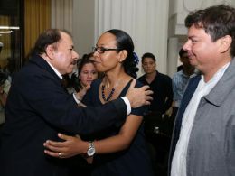Daniel y Rosario participan en sesión solemne en la Asamblea Nacional en honor al compañero René Núñez