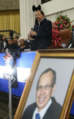 Daniel y Rosario participan en sesión solemne en la Asamblea Nacional en honor al compañero René Núñez