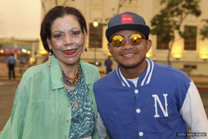 Daniel y Rosario reciben Antorcha de la Libertad y la Unidad Centroamericana