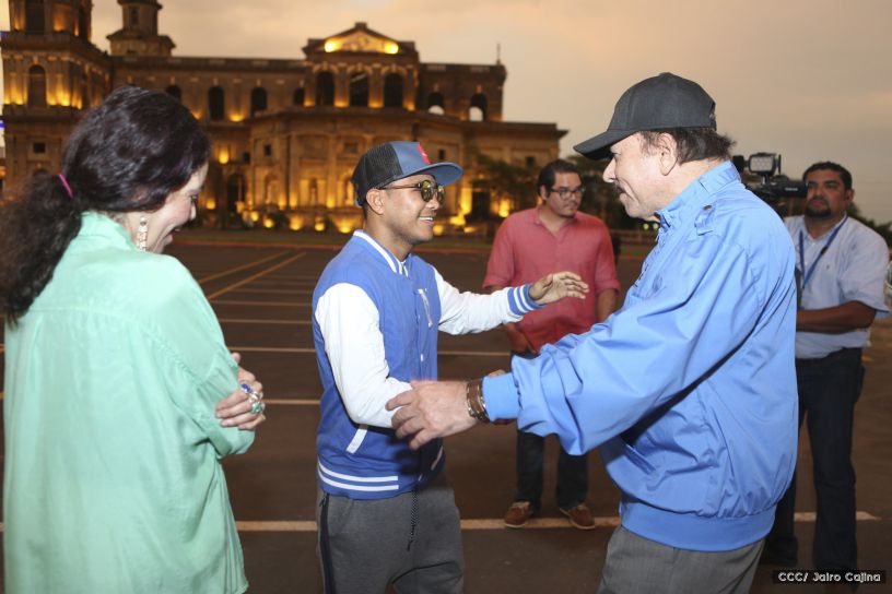 Daniel y Rosario reciben Antorcha de la Libertad y la Unidad Centroamericana