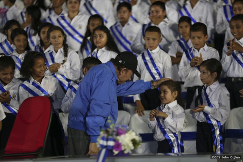 Daniel y Rosario reciben Antorcha de la Libertad y la Unidad Centroamericana