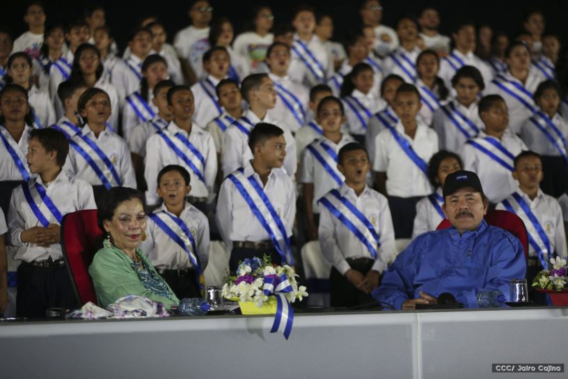Daniel y Rosario reciben Antorcha de la Libertad y la Unidad Centroamericana