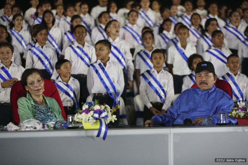 Daniel y Rosario reciben Antorcha de la Libertad y la Unidad Centroamericana
