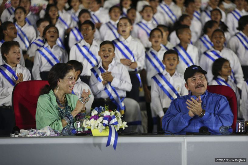 Daniel y Rosario reciben Antorcha de la Libertad y la Unidad Centroamericana