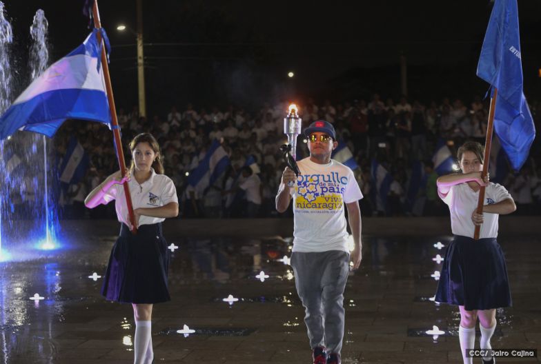 Daniel y Rosario reciben Antorcha de la Libertad y la Unidad Centroamericana
