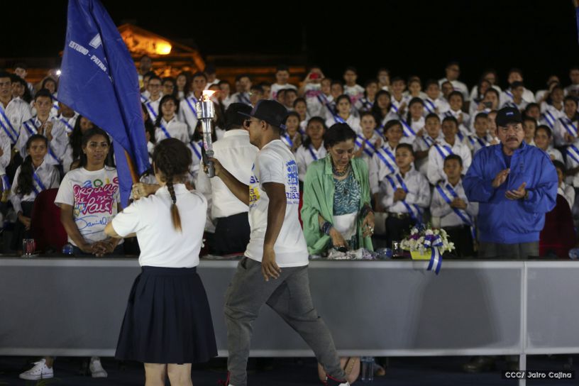 Daniel y Rosario reciben Antorcha de la Libertad y la Unidad Centroamericana