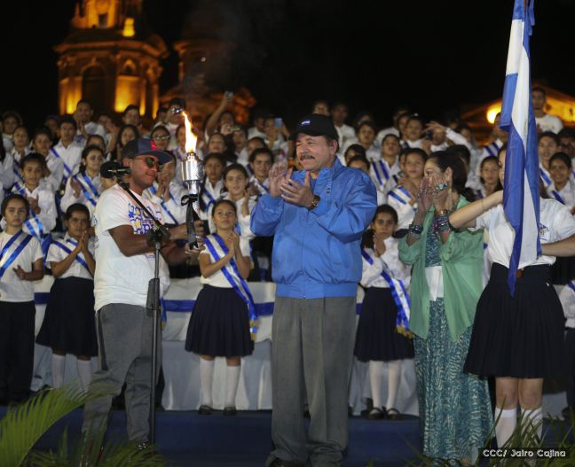 Daniel y Rosario reciben Antorcha de la Libertad y la Unidad Centroamericana