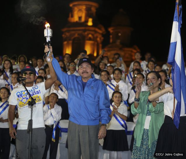 Daniel y Rosario reciben Antorcha de la Libertad y la Unidad Centroamericana