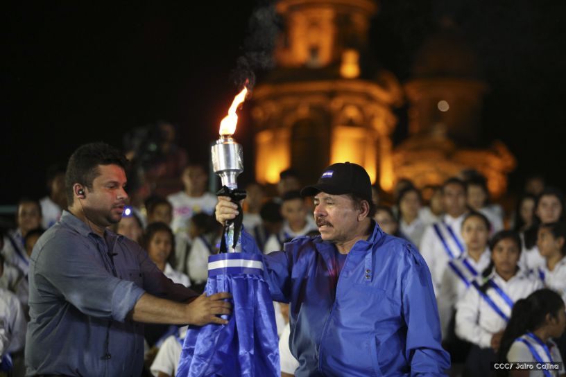 Daniel y Rosario reciben Antorcha de la Libertad y la Unidad Centroamericana