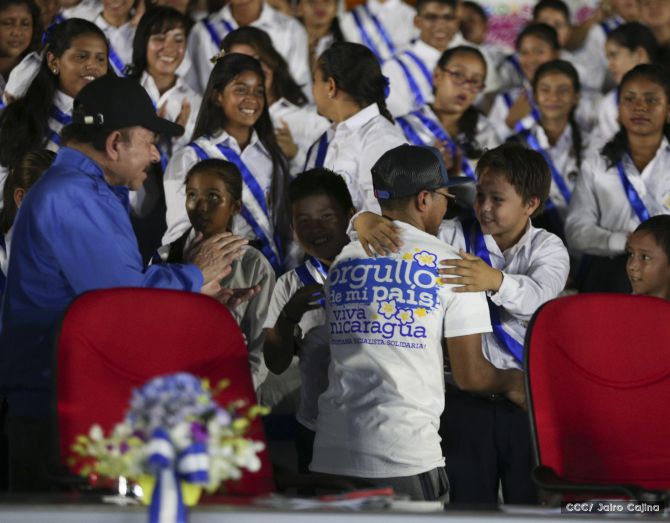Daniel y Rosario reciben Antorcha de la Libertad y la Unidad Centroamericana