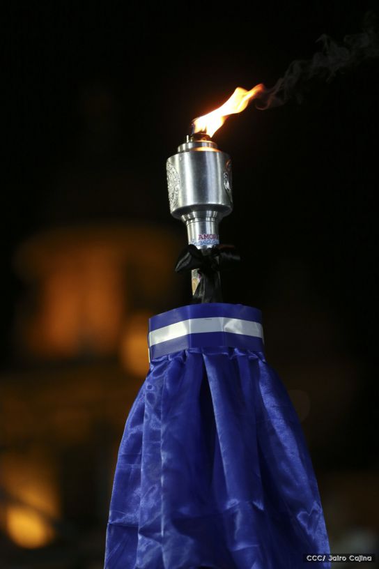 Daniel y Rosario reciben Antorcha de la Libertad y la Unidad Centroamericana