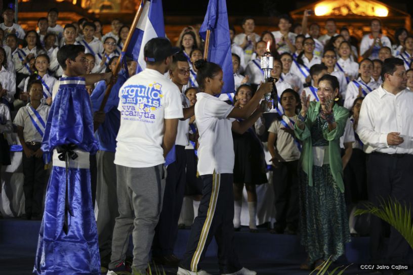 Daniel y Rosario reciben Antorcha de la Libertad y la Unidad Centroamericana