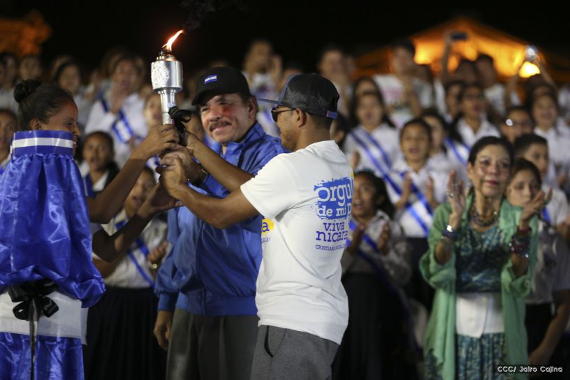 Daniel y Rosario reciben Antorcha de la Libertad y la Unidad Centroamericana