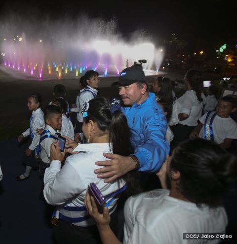 Daniel y Rosario reciben Antorcha de la Libertad y la Unidad Centroamericana