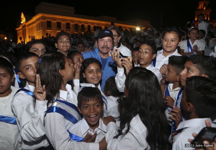 Daniel y Rosario reciben Antorcha de la Libertad y la Unidad Centroamericana