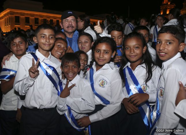 Daniel y Rosario reciben Antorcha de la Libertad y la Unidad Centroamericana