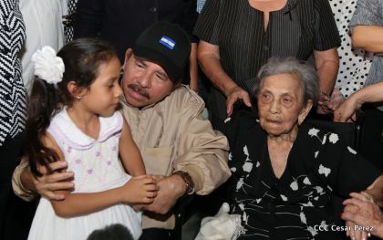 Comandante Daniel participa en honras fúnebres del compañero René Nuñez en León