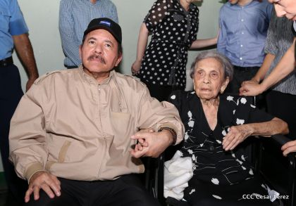 Comandante Daniel participa en honras fúnebres del compañero René Nuñez en León