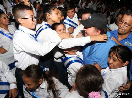 Daniel y Rosario reciben Antorcha de la Libertad y la Unidad Centroamericana