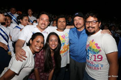 Daniel y Rosario reciben Antorcha de la Libertad y la Unidad Centroamericana