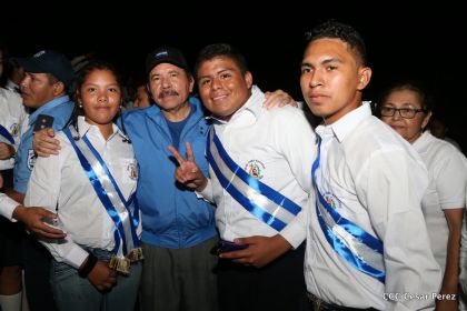 Daniel y Rosario reciben Antorcha de la Libertad y la Unidad Centroamericana