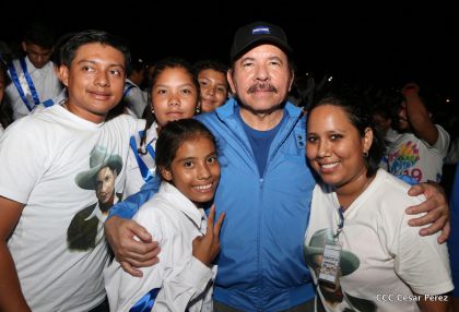 Daniel y Rosario reciben Antorcha de la Libertad y la Unidad Centroamericana