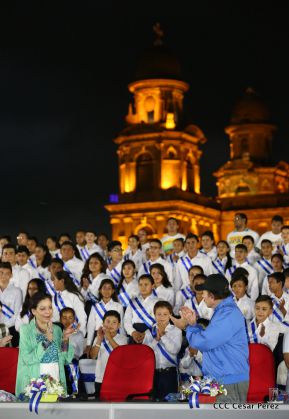 Daniel y Rosario reciben Antorcha de la Libertad y la Unidad Centroamericana