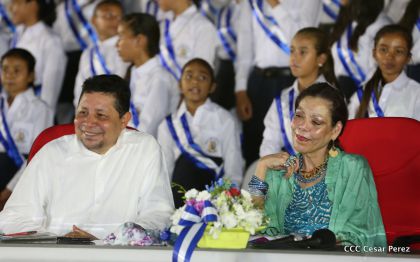 Daniel y Rosario reciben Antorcha de la Libertad y la Unidad Centroamericana