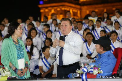 Daniel y Rosario reciben Antorcha de la Libertad y la Unidad Centroamericana