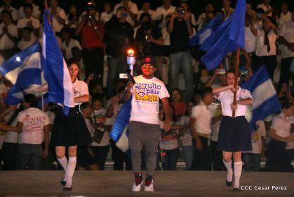 Daniel y Rosario reciben Antorcha de la Libertad y la Unidad Centroamericana