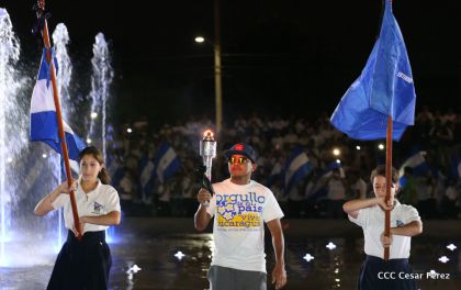 Daniel y Rosario reciben Antorcha de la Libertad y la Unidad Centroamericana