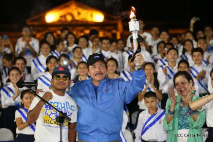 Daniel y Rosario reciben Antorcha de la Libertad y la Unidad Centroamericana