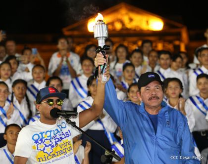 Daniel y Rosario reciben Antorcha de la Libertad y la Unidad Centroamericana