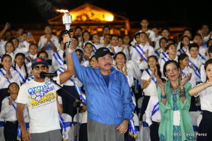 Daniel y Rosario reciben Antorcha de la Libertad y la Unidad Centroamericana