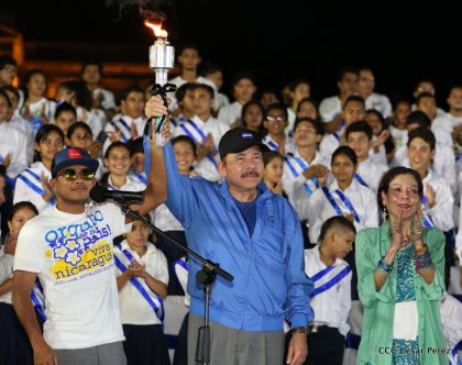 Daniel y Rosario reciben Antorcha de la Libertad y la Unidad Centroamericana