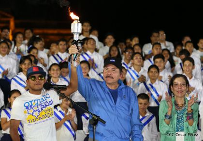 Daniel y Rosario reciben Antorcha de la Libertad y la Unidad Centroamericana