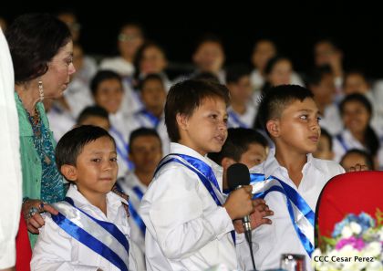 Daniel y Rosario reciben Antorcha de la Libertad y la Unidad Centroamericana