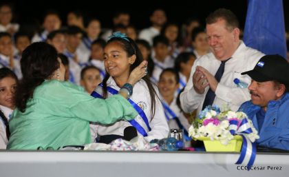 Daniel y Rosario reciben Antorcha de la Libertad y la Unidad Centroamericana