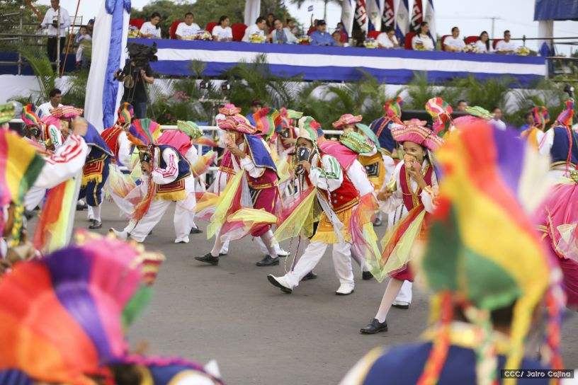 Más Fotos del Desfile Patrio en la Avenida de Bolívar a Chávez