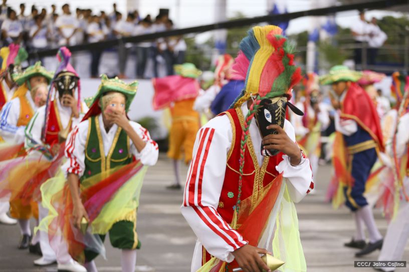 Más Fotos del Desfile Patrio en la Avenida de Bolívar a Chávez