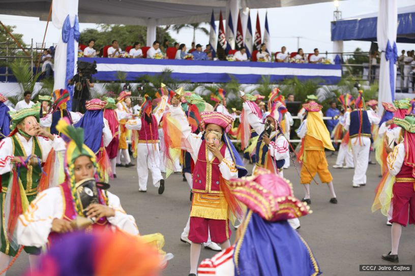 Más Fotos del Desfile Patrio en la Avenida de Bolívar a Chávez