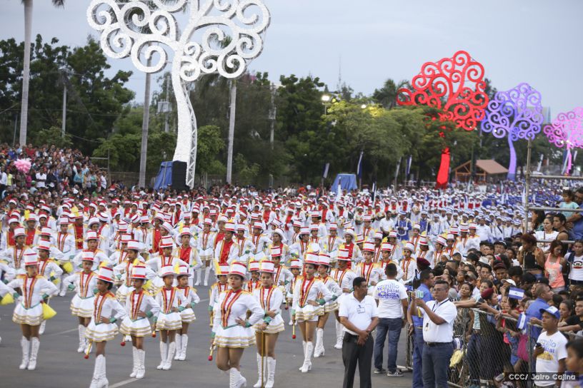 Más Fotos del Desfile Patrio en la Avenida de Bolívar a Chávez