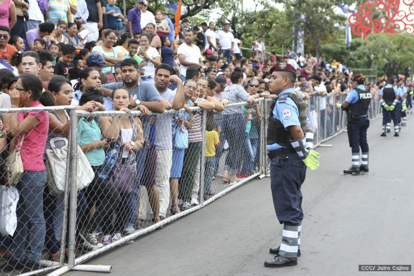 Más Fotos del Desfile Patrio en la Avenida de Bolívar a Chávez