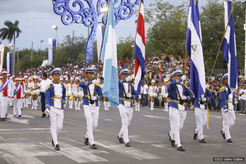 Más Fotos del Desfile Patrio en la Avenida de Bolívar a Chávez