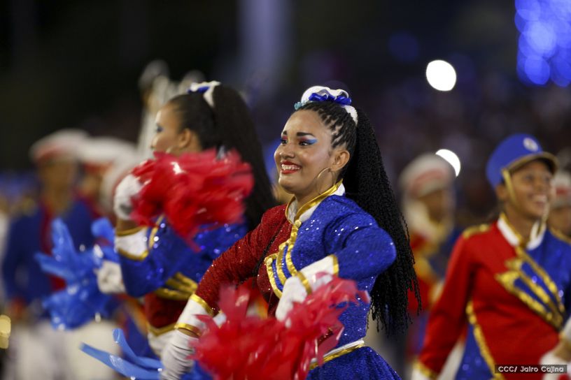 Más Fotos del Desfile Patrio en la Avenida de Bolívar a Chávez