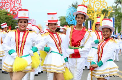 Más Fotos del Desfile Patrio en la Avenida de Bolívar a Chávez