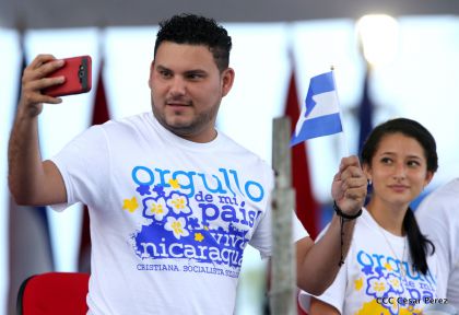 Más Fotos del Desfile Patrio en la Avenida de Bolívar a Chávez