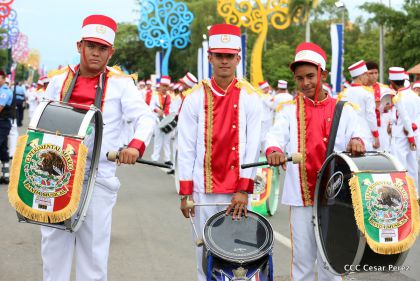 Más Fotos del Desfile Patrio en la Avenida de Bolívar a Chávez