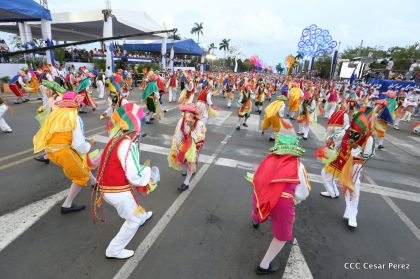 Más Fotos del Desfile Patrio en la Avenida de Bolívar a Chávez